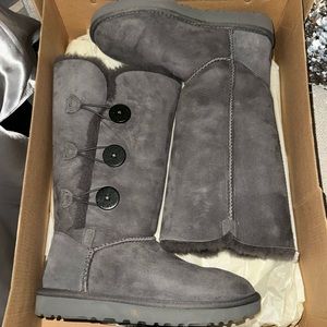 UGG Bailey button triplet Size 7 GREY